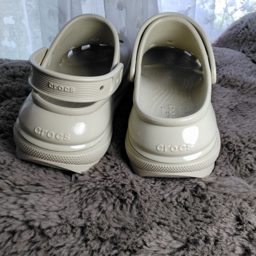 NWOT. CROCS. Mega Crush Clogs.‎ 8. Charms included. - Picture 2 of 4